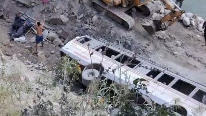 गंगटोकमध्ये बस खड्ड्यात पडली