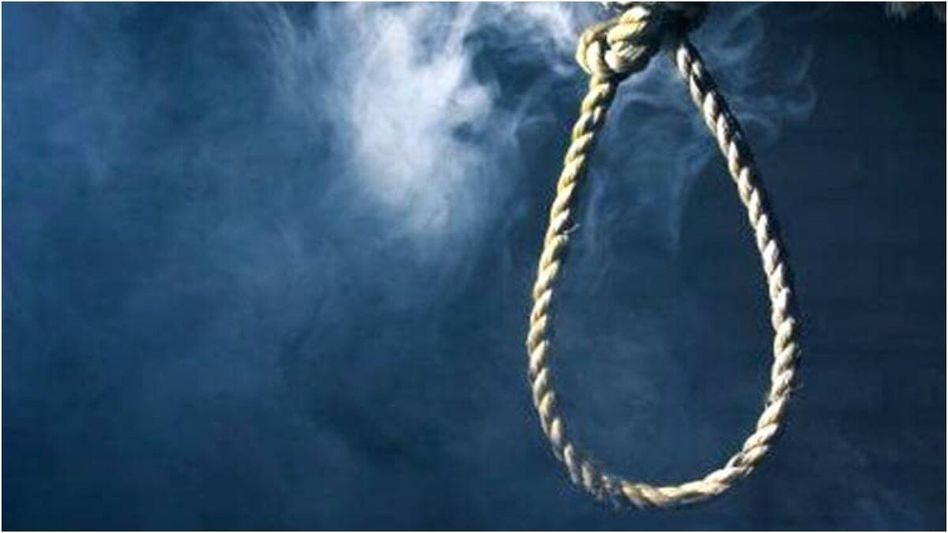 दाम्पत्याच्या भांडणाचा दुःखद अंत... पत्नीने घरापासून 8 किमी दूर गळफास लावून घेतला, पतीचा मृतदेह फ्लॅटमध्ये दाम्पत्याच्या भांडणाचा दुःखद अंत... पत्नीने घरापासून 8 किमी दूर गळफास लावून घेतला, पतीचा मृतदेह फ्लॅटमध्ये