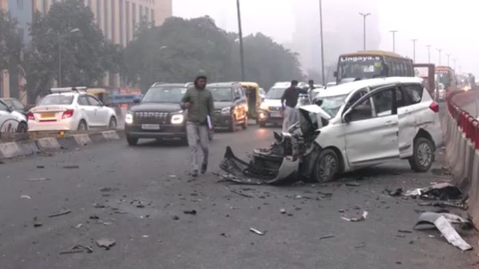 ऑडीने दुभाजक ओलांडून दिल्लीत एर्टिगाला धडक दिली, एकाचा जागीच मृत्यू झाला