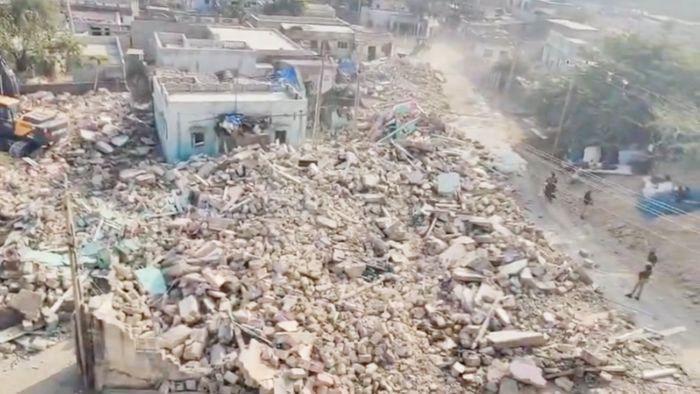 बेकायदा बांधकामे हटवण्यासाठी बुलडोझरचा वापर केला.