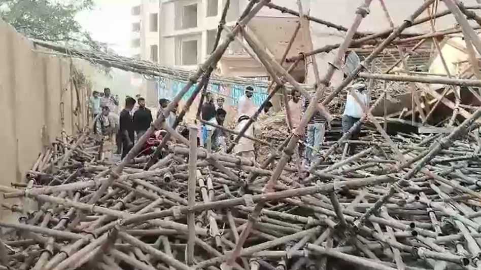 छत्तीसगड : रायपूरमध्ये भीषण अपघात, बांधकामाधीन इमारतीचा सेटींग कोसळल्याने २ ठार. छत्तीसगड : रायपूरमध्ये भीषण अपघात, बांधकामाधीन इमारतीचा सेटींग कोसळल्याने २ ठार.