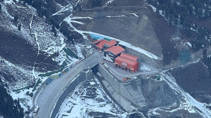 हे चित्र सोनमर्ग बोगद्याच्या प्रवेशद्वाराचे आहे (फोटो- X/OmarAbdullah)