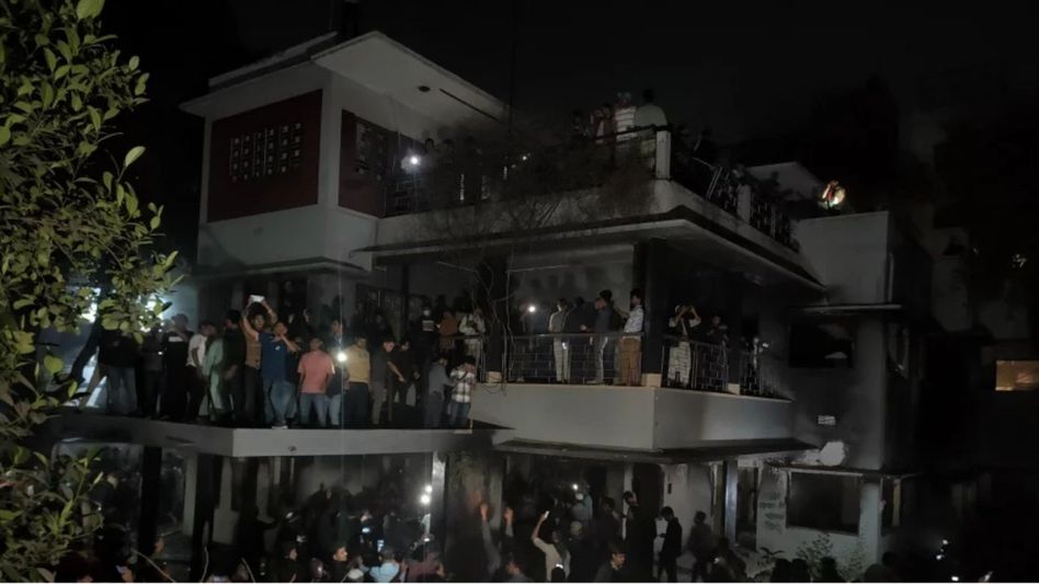 बांगलादेशात अराजकता, अनेक शहरांमध्ये हिंसाचार, बंगबंधूंचे घर पेटवले बांगलादेशात अराजकता, अनेक शहरांमध्ये हिंसाचार, बंगबंधूंचे घर पेटवले