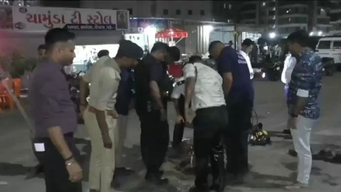 बचाव कार्यात पथक गुंतले. (छायाचित्र: आजतक)