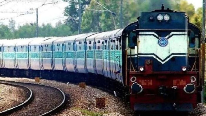 सेल्फी काढताना ट्रेनने धडक दिल्याने मृत्यू झाला. (प्रतिकात्मक प्रतिमा)