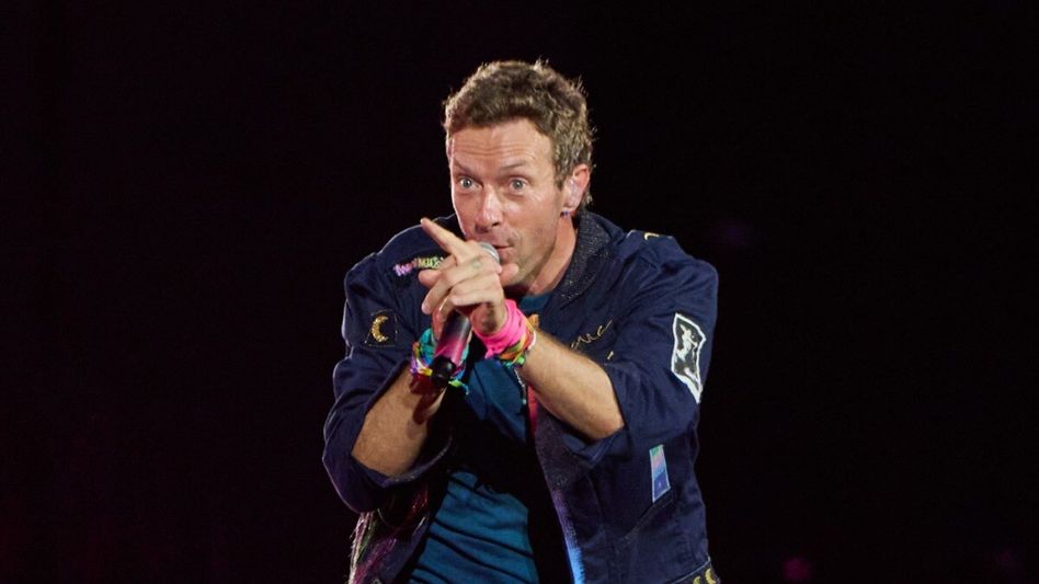 Chris Martin Addresses Kiss Cam Debacle & Why Coldplay Is Keeping the Jumbotron Tradition 2 Chris Martin isn't ditching the kiss cam despite viral concert drama - Chris Martin isn't ditching the kiss cam despite viral concert drama -