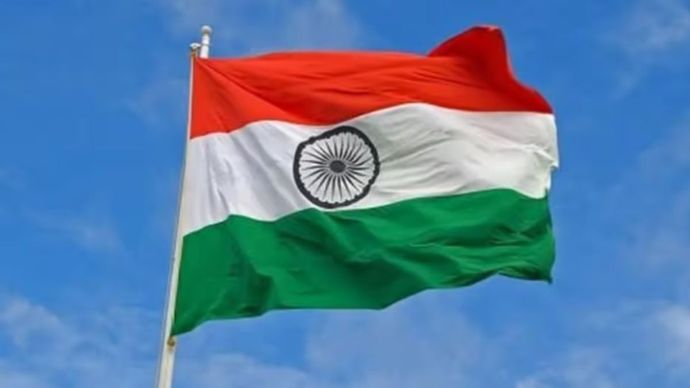 आंधी-तूफान के बाद दिल्ली में उतारे गए 500 तिरंगे दिल्ली भर में लगभग 500 झंडे के खंभे लगाए गए हैं, जिनकी ऊंचाई प्रत्येक 115 फीट है।