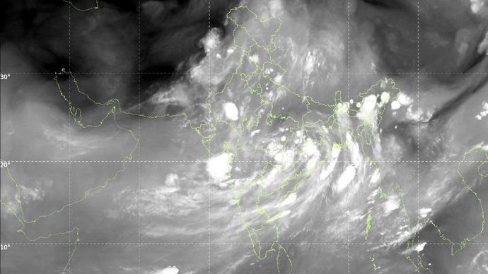 ISRO के सैटेलाइट INSAT-3DR का 22 जुलाई का मैप लगभग पूरे भारत में बादल दिखाता है. (फोटो: IMD) ISRO के सैटेलाइट INSAT-3DR का 22 जुलाई का मैप लगभग पूरे भारत में बादल दिखाता है. (फोटो: IMD)