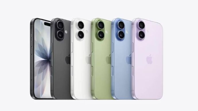 भारतीय स्मार्टफोन मार्केट में शिपमेंट में गिरावट के बावजूद iPhone 17 की बिक्री अभी भी अच्छी हो रही है. (फोटो: Apple) iPhone 4 लगभग 16 महीने यानी 477 दिनों तक मुख्य फ्लैगशिप रहा.