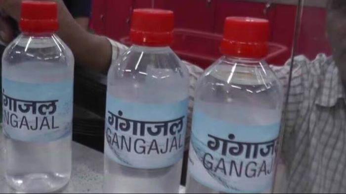 বোতলবন্দি গঙ্গাজল। ফাইল ছবি।