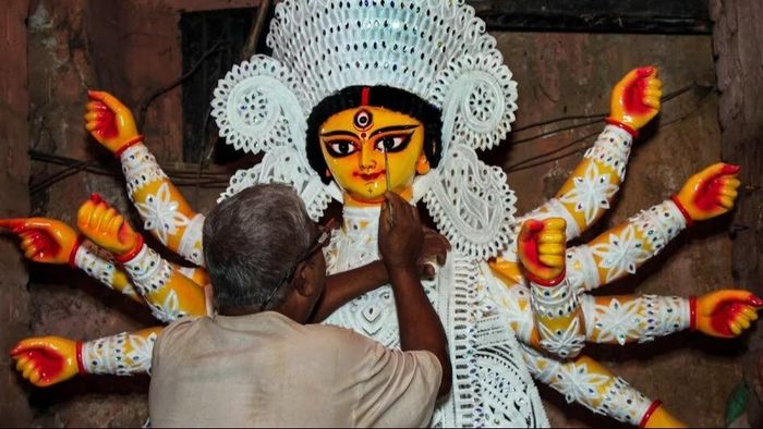 আসল বয়স অজানা, ১০২ বছর আগে জমিদারবাড়ির পুজো থেকে হয় সর্বজনীন