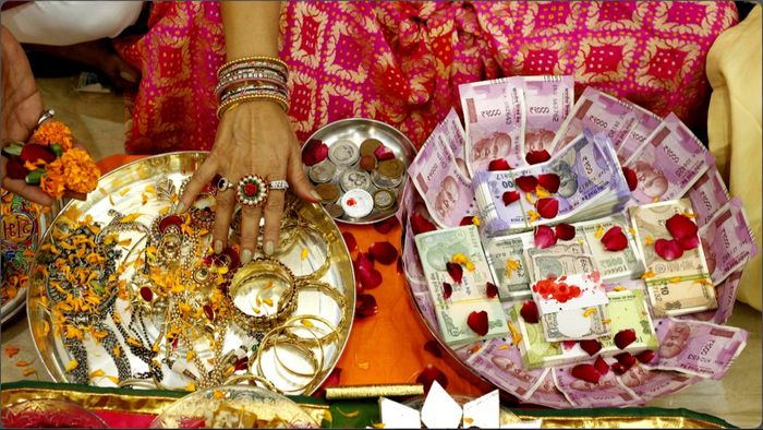 টাকার টানাটানি, ধার-দেনা বাড়ছে? ধনতেরাসে এই একটি কাজেই বাড়বে অর্থ-সম্পদ।