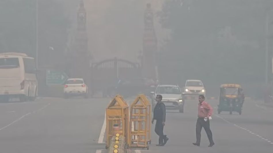 বিষ বাতাসে ভরেছে দিল্লি-এনসিআর, ধোঁয়াশায় চোখ-বুকে জ্বালা; দু'দিন বন্ধ স্কুল বিষ বাতাসে ভরেছে দিল্লি-এনসিআর, ধোঁয়াশায় চোখ-বুকে জ্বালা; দু'দিন বন্ধ স্কুল