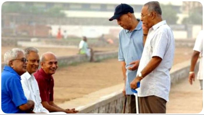 FD নাকি SCSS, প্রবীণ নাগরিকদের জন্য ৫ বছরে পোস্ট অফিসের কোন স্কিম সেরা?