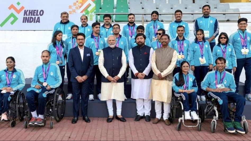 पदक जीतने वाले खिलाड़ियों के साथ प्रधानमंत्री नरेंद्र मोदी व अन्य पदक जीतने वाले खिलाड़ियों के साथ प्रधानमंत्री नरेंद्र मोदी व अन्य