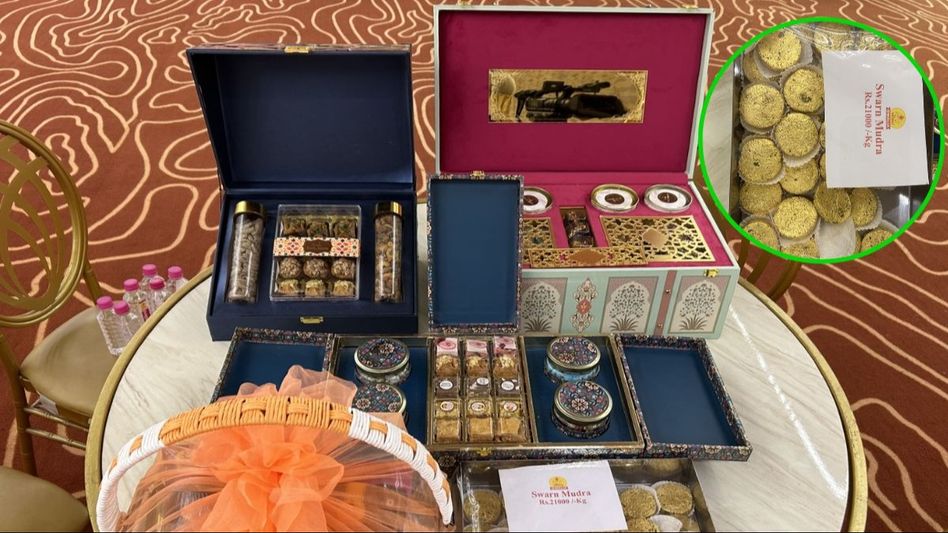 अहमदाबाद में एक किलोग्राम स्वर्ण मुद्रा मिठाई की कीमत 21 हजार रुपए है अहमदाबाद में एक किलोग्राम स्वर्ण मुद्रा मिठाई की कीमत 21 हजार रुपए है