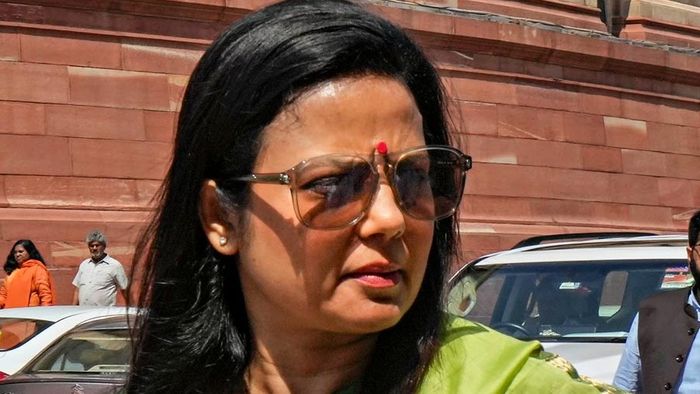 মহুয়া মৈত্র