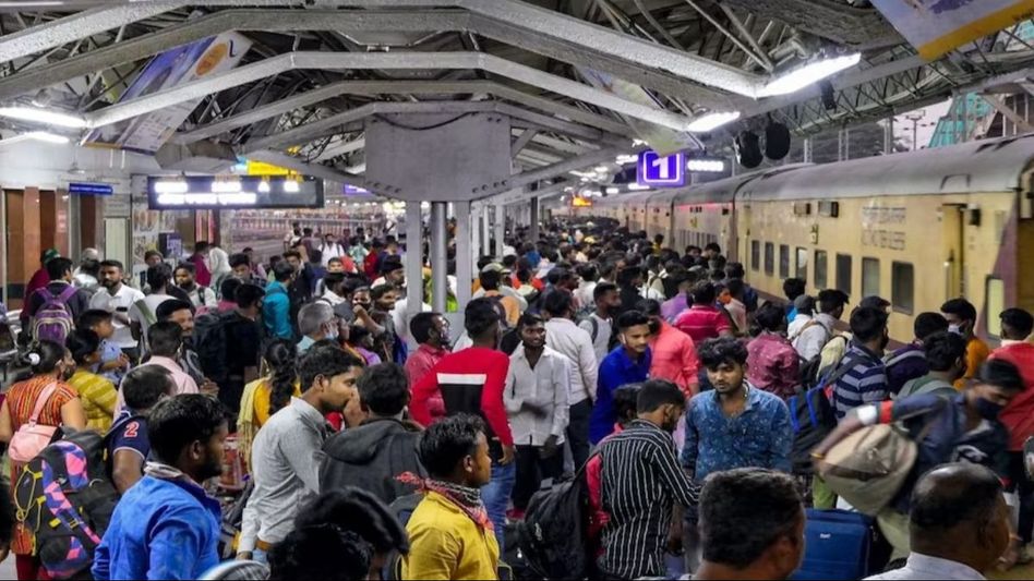 फेस्टिवल सीजन में रेलवे की तरफ से अहमदाबाद मंडल से 15 विशेष ट्रेनों की 45 ट्रिप्स चलाई जा रही है. फेस्टिवल सीजन में रेलवे की तरफ से अहमदाबाद मंडल से 15 विशेष ट्रेनों की 45 ट्रिप्स चलाई जा रही है.