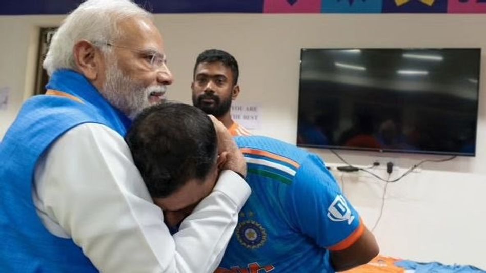 বুকে জড়িয়ে ধরে শামিকে সান্ত্বনা PM মোদীর, আবেগঘন ইন্ডিয়ান ড্রেসিংরুম বুকে জড়িয়ে ধরে শামিকে সান্ত্বনা PM মোদীর, আবেগঘন ইন্ডিয়ান ড্রেসিংরুম