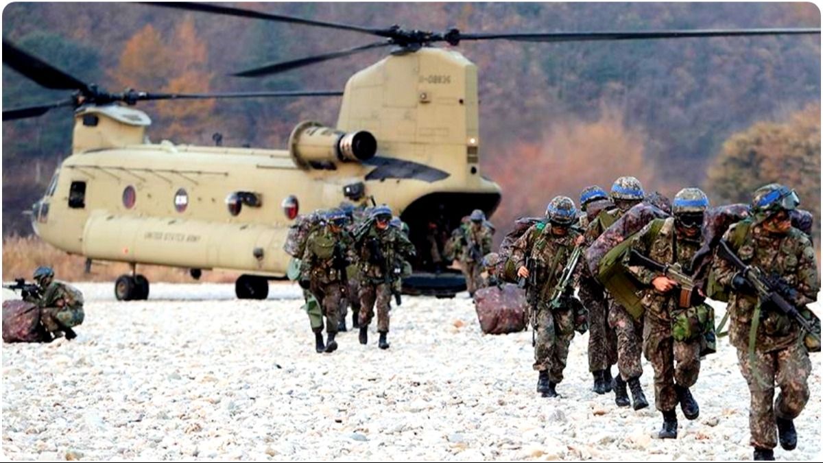 চিনের বিরুদ্ধে চলা মার্কিন নেতৃত্বাধীন যুদ্ধের প্রস্তুতির মধ্যে নতুন করে লাল ফৌজের মাথা ব্যথার কারণ হয়ে দাঁড়িয়েছে জাপানের সামরিক মহড়া।