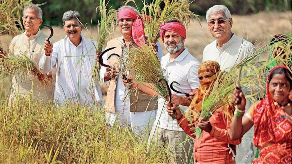 रायपुर के पास कटिया गांव के एक खेत में कांग्रेस नेता राहुल गांधी, छत्तीसगढ़ के मुख्यमंत्री और अन्य नेताओं के साथ