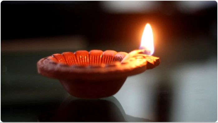 সন্ধ্যায় বাড়িতে প্রদীপ জ্বালানোর সঠিক নিয়ম জানেন? ভুল হলে ক্ষতি হতে পারে সংসারের!