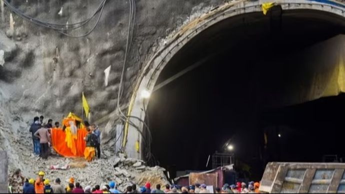 उत्तराखंड के उत्तरकाशी में सिलक्यारा टनल में फंसे में 41 मजदूरों को निकालने के लिए जद्दोजहद जारी है उत्तराखंड के उत्तरकाशी में सिलक्यारा टनल में फंसे में 41 मजदूरों को निकालने के लिए जद्दोजहद जारी है