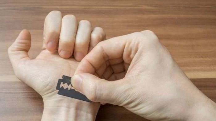 'স্বামীকে গ্রেফতার করুন নইলে...' থানাতেই হাতের শিরা কেটে ফেললেন বধূ, রায়গঞ্জে চাঞ্চল্য