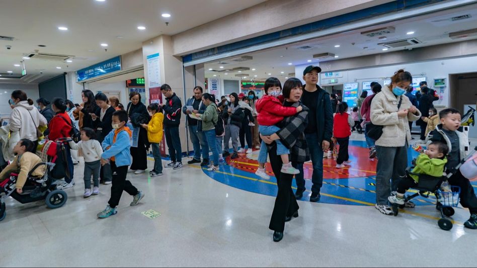 চিনে শ্বাসকষ্টে অসুস্থ বহু! ফের কোভিডের মতো রোগের আশঙ্কা আমজনতার চিনে শ্বাসকষ্টে অসুস্থ বহু! ফের কোভিডের মতো রোগের আশঙ্কা আমজনতার