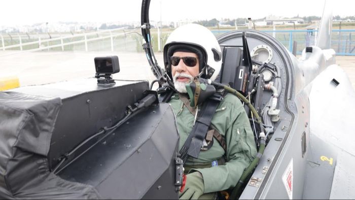 তেজস যুদ্ধবিমানে চড়লেন প্রধানমন্ত্রী নরেন্দ্র মোদী