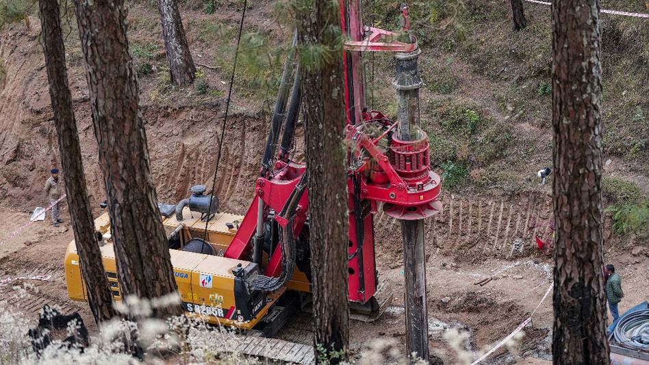 উত্তরকাশীতে উপর থেকে খোঁড়া হচ্ছে মাটি, একদিনেই ৪২ মিটার গর্ত উত্তরকাশীতে উপর থেকে খোঁড়া হচ্ছে মাটি, একদিনেই ৪২ মিটার গর্ত