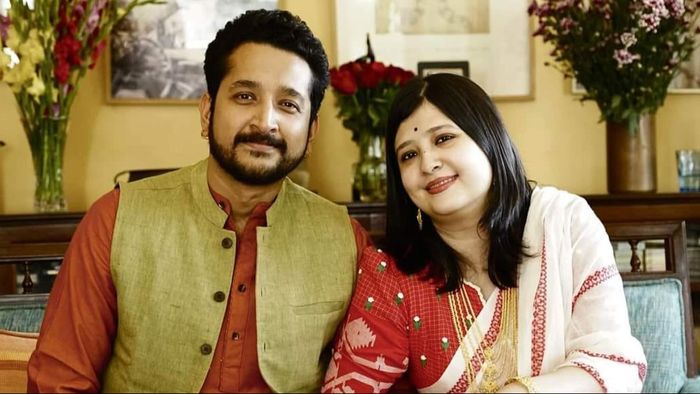 পরমব্রত চট্টোপাধ্যায় ও পিয়া চক্রবর্তী (ছবি: ফেসবুক)