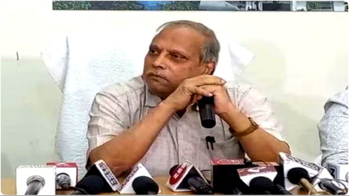 বুধবার সকালে জামিন পেলেও এখনই জেল থেকে মুক্তি পাচ্ছেন না মধ্যশিক্ষা পর্ষদের প্রাক্তন সভাপতি কল্যাণময় গঙ্গোপাধ্যায়।