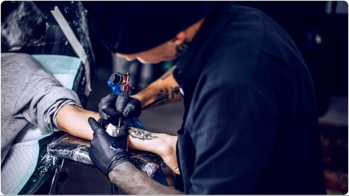 ট্যাটু করাতে গিয়েও AIDS-এ আক্রান্ত হতে পারেন!