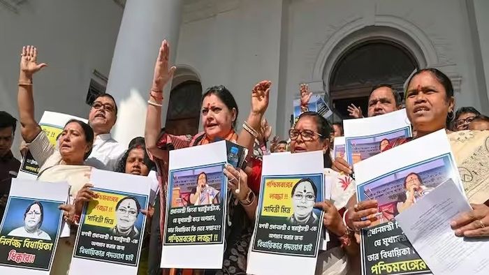 জাতীয় সঙ্গীতের অবমাননার অভিযোগে মামলা দায়ের ১২ বিজেপি বিধায়কের বিরুদ্ধে