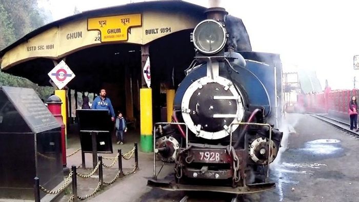 দার্জিলিঙে এবার রাতেও টয়ট্রেন, বড় ঘোষণা রেলের