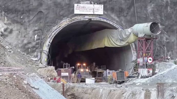 निर्माण के लिए जिम्मेदार कंपनी नवयुग इंजीनियरिंग कंस्ट्रक्शन लिमिटेड पर सवाल खड़े हो गए हैं निर्माण के लिए जिम्मेदार कंपनी नवयुग इंजीनियरिंग कंस्ट्रक्शन लिमिटेड पर सवाल खड़े हो गए हैं