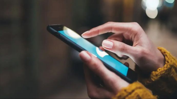 मणिपुर सरकार ने रविवार को हिंसा प्रभावित राज्य में सात महीनों के लंबे समय के बाद मोबाइल इंटरनेट सेवाओं से प्रतिबंध हटा दिया मणिपुर सरकार ने रविवार को हिंसा प्रभावित राज्य में सात महीनों के लंबे समय के बाद मोबाइल इंटरनेट सेवाओं से प्रतिबंध हटा दिया