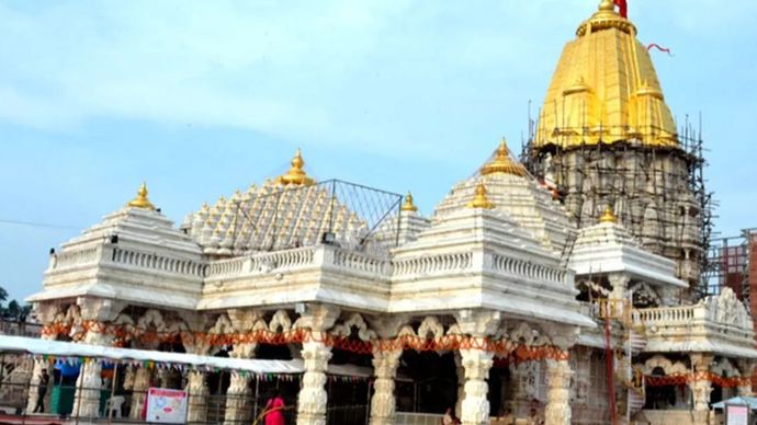 यह मंदिर गुजरात और राजस्थान की सीमा पर अरावली पर्वतमाला की पहाड़ियों पर है यह मंदिर गुजरात और राजस्थान की सीमा पर अरावली पर्वतमाला की पहाड़ियों पर हैयह मंदिर गुजरात और राजस्थान की सीमा पर अरावली पर्वतमाला की पहाड़ियों पर है