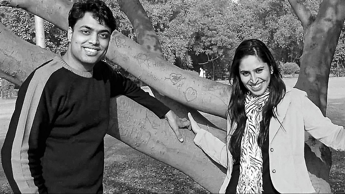 अफसरी के दिन साल 2008 में पत्नी तरन्नुम भाटिया संग अभिषेक, इसी वर्ष उनका यूपीएससी में चयन हुआ था