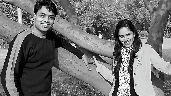 अफसरी के दिन साल 2008 में पत्नी तरन्नुम भाटिया संग अभिषेक, इसी वर्ष उनका यूपीएससी में चयन हुआ था