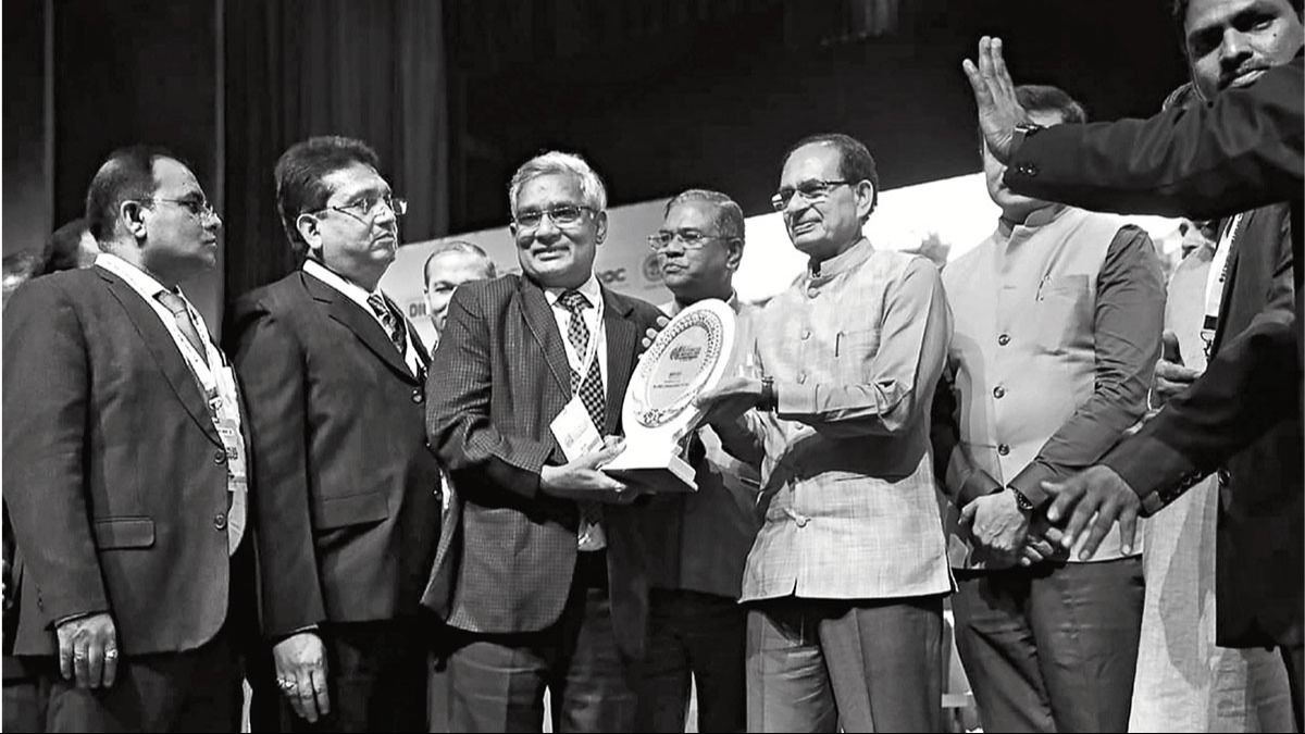 आसमां में सुराख वर्ष 2021 में भोपाल में आयोजित एक कार्यक्रम में फकीर चंद्र मोघा को सम्मानित करते मध्य प्रदेश के मुख्यमंत्री शिवराज सिंह चौहान