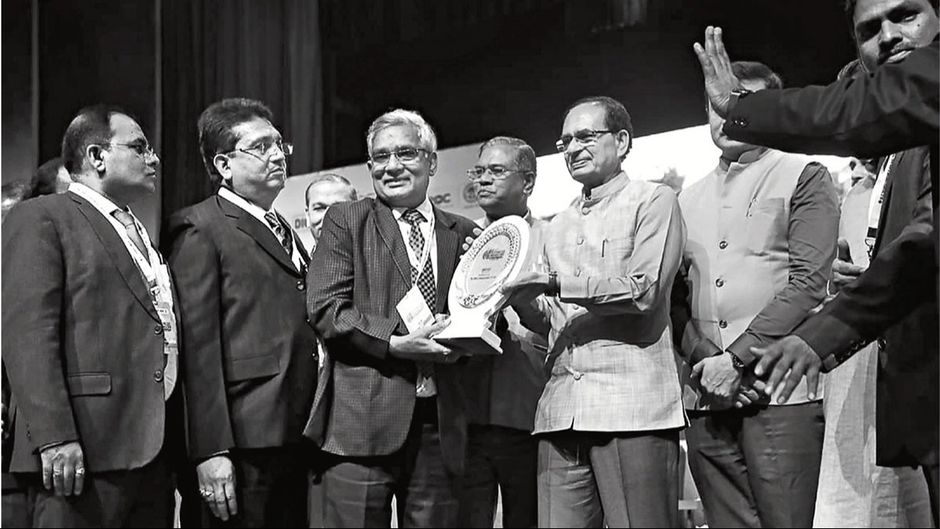 आसमां में सुराख वर्ष 2021 में भोपाल में आयोजित एक कार्यक्रम में फकीर चंद्र मोघा को सम्मानित करते मध्य प्रदेश के मुख्यमंत्री शिवराज सिंह चौहान