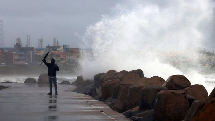 देश के दक्षिणी राज्य तमिलनाडु और आंध्र प्रदेश में भीषण चक्रवात मिचौंग कहर बरपा रहा है देश के दक्षिणी राज्य तमिलनाडु और आंध्र प्रदेश में भीषण चक्रवात मिचौंग कहर बरपा रहा है