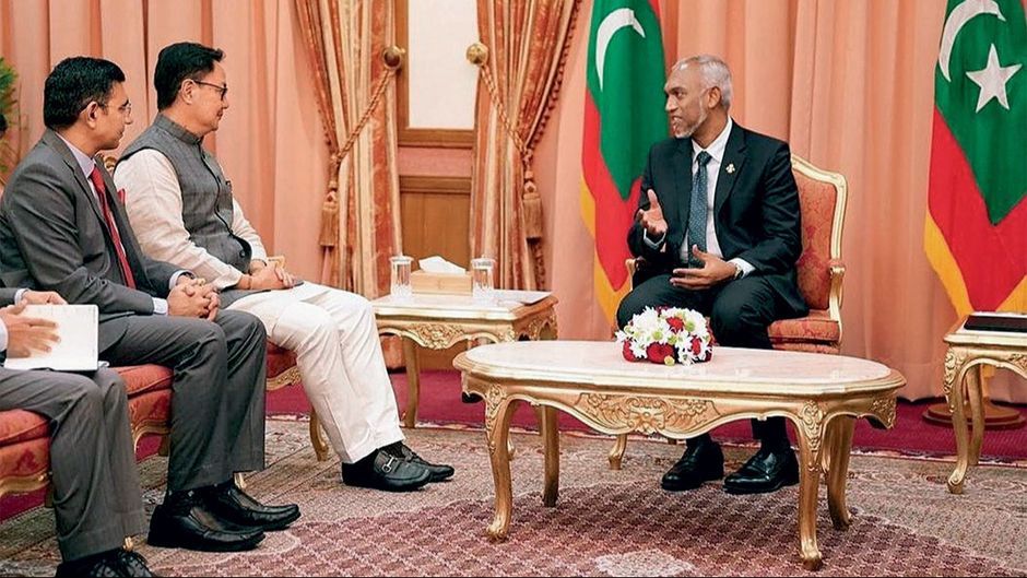 केंद्रीय मंत्री किरन रिजिजू 18 नवंबर को माले में मालदीव के राष्ट्रपति मोहम्मद मुइज्जू के साथ वार्ता करते हुए