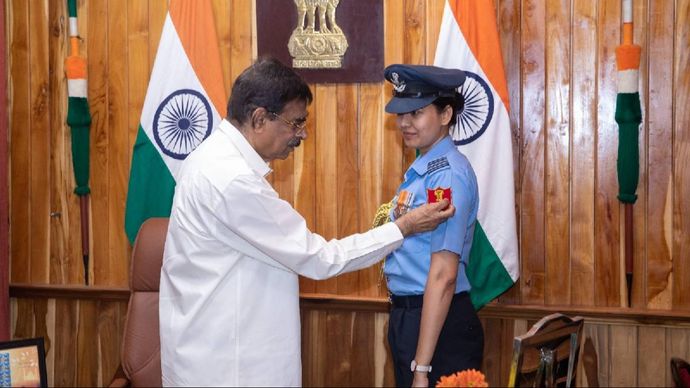 मनीषा पाधी को मिजोरम के राज्यपाल डॉ. हरि बाबू कंभमपति ने तीन लोगों की लिस्ट से चुना.