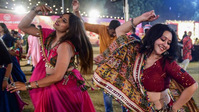 नवरात्रि के दौरान गरबा खेलती महिलाएं