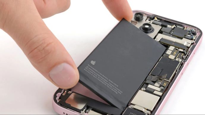 Apple ने अपने कंपोनेंट सप्लायर्स से कहा है कि iPhone 16 के लिए बैटरी को भारतीय फैक्ट्री से ही बनवाएं