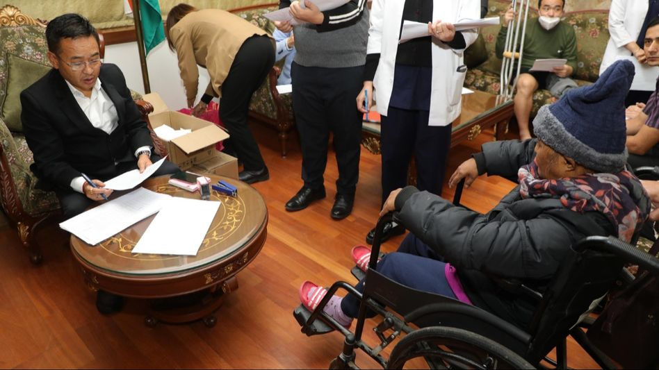 Sikkim CM interacts with patients undergoing treatment in Delhi Sikkim CM interacts with patients undergoing treatment in Delhi