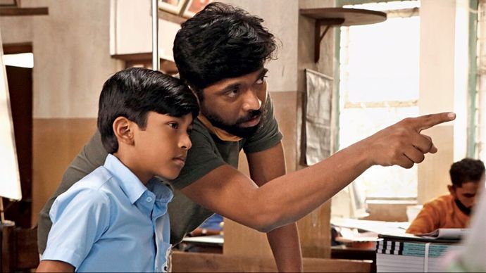 फिल्म के बाल अभिनेता को दृश्य समझाते निर्देशक आशिष